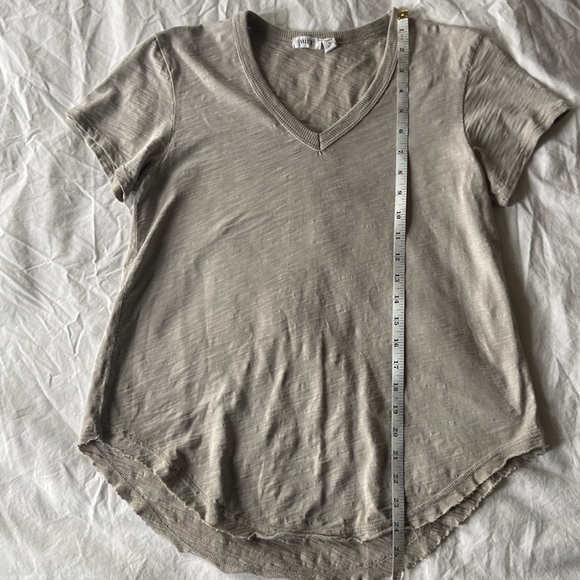 Wilt Short Sleeve Shrunken V-Neck Shirttail Top w/Raw Hem - Picture 5 of 10